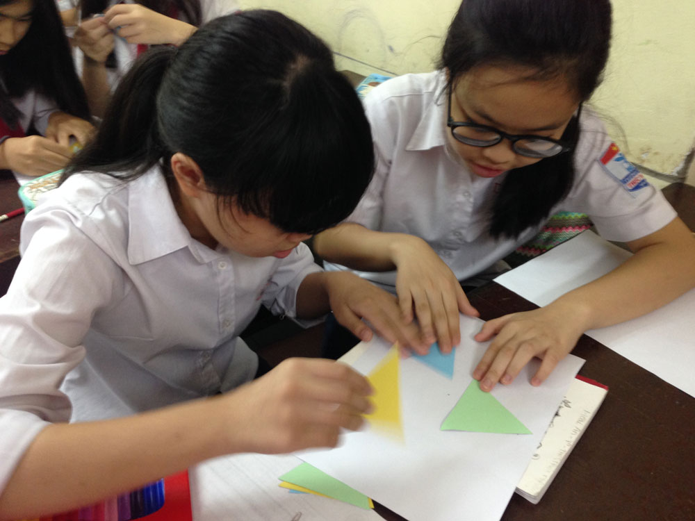 Học sinh Trường THCS Thực nghiệm (Hà Nội) học toán thông qua mỹ thuật - Ảnh: Tuệ Nguyễn