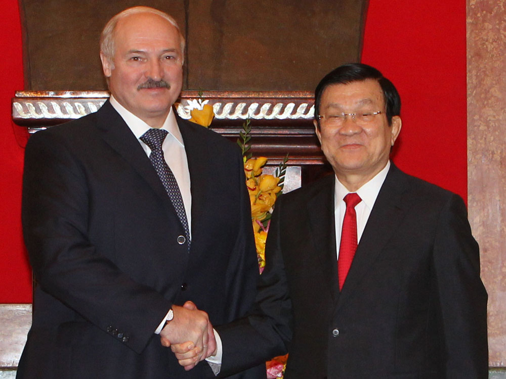 Chủ tịch nước Trương Tấn Sang đón Tổng thống Cộng hòa Belarus Lukashenko - Ảnh: TTXVN