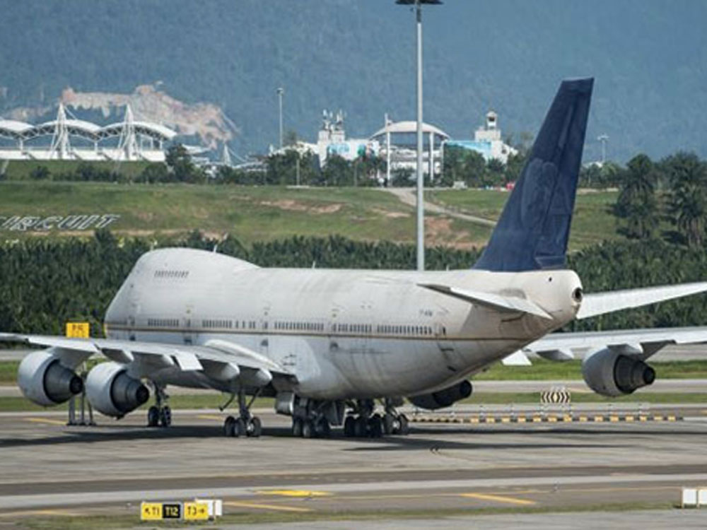 Một trong 3 chiếc Boeing “vô chủ” ở sân bay Kuala Lumpur - Ảnh: AFP