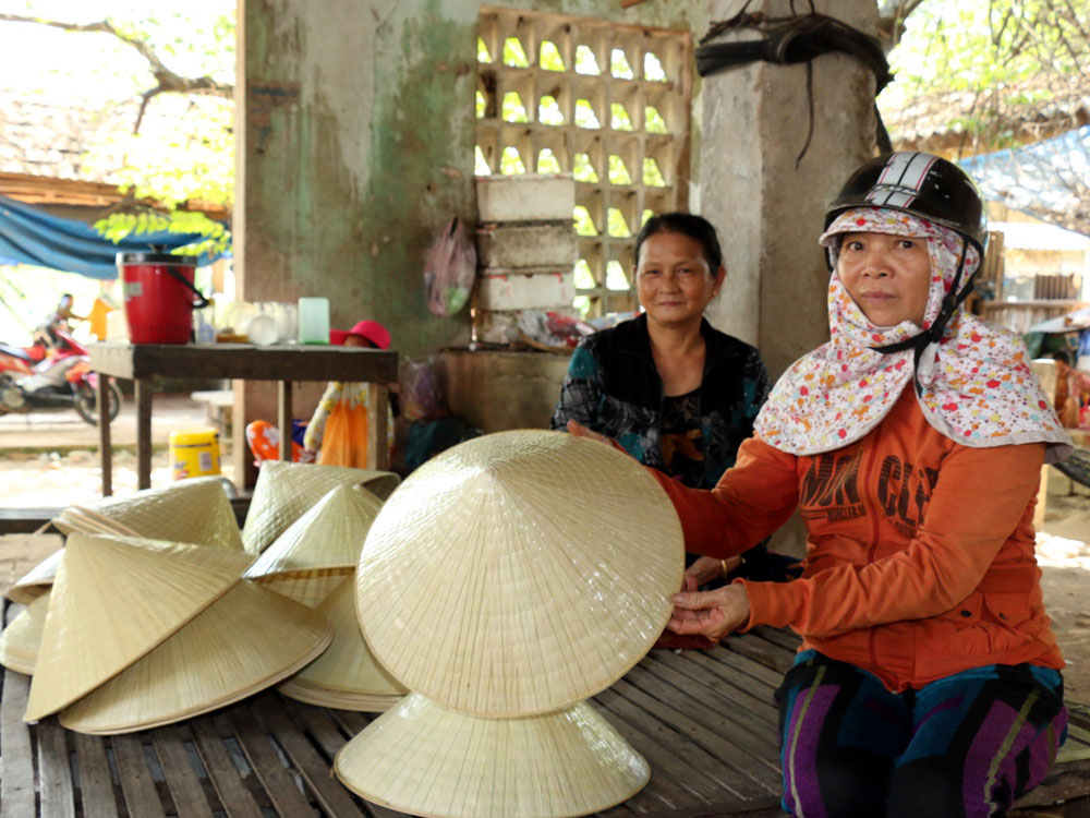 Giờ rất hiếm người mang nón lá bày bán ở chợ Đình - Ảnh: Phạm Anh