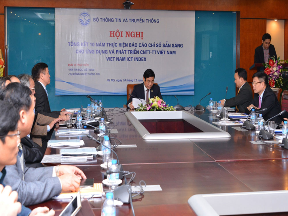 Bộ trưởng Nguyễn Bắc Son chủ trì Hội nghị, Phó Tổng giám đốc Vietcombank Đào Minh Tuấn (bên phải, thứ 2 từ trên xuống) tham dự Hội nghị