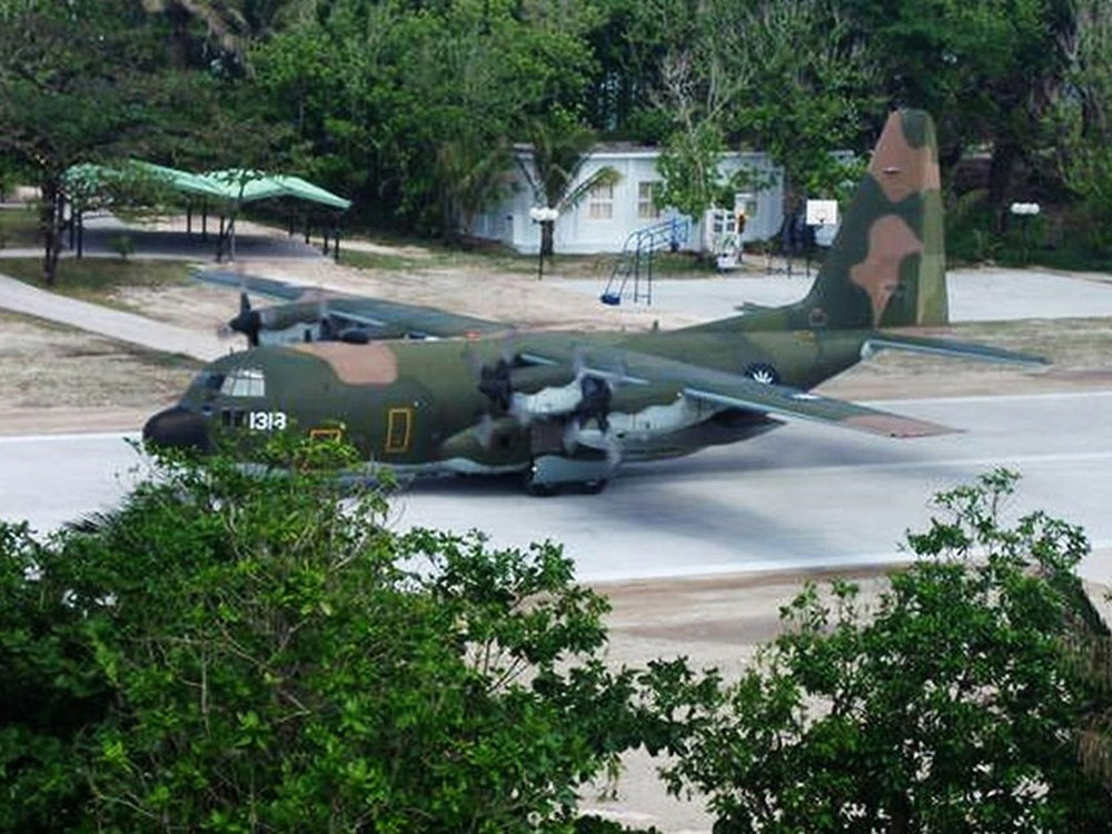 Máy bay vận tải quân sự C-130 của Đài Loan hạ cánh trên đường băng phi pháp ở đảo Ba Bình - Ảnh: Ifeng