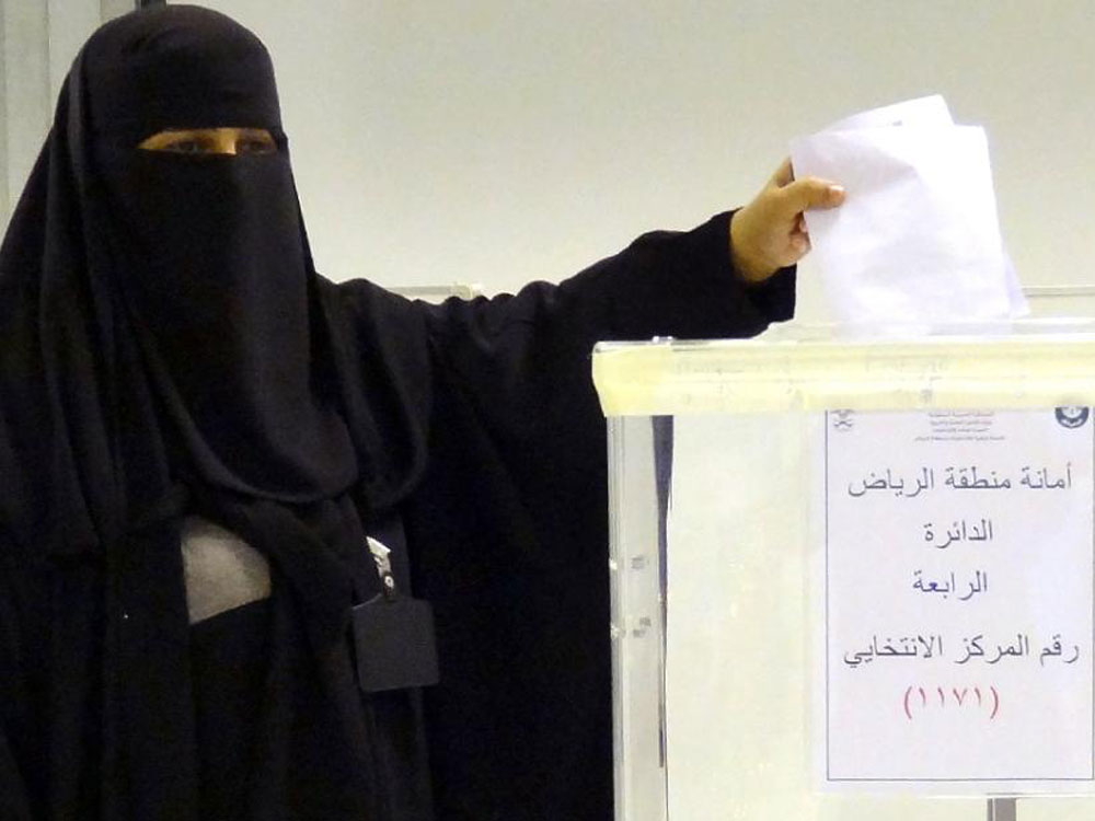 Một phụ nữ bỏ phiếu tại thủ đô Riyadh trong cuộc bầu cử ngày 12.12 - Ảnh: AFP