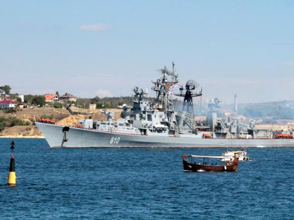Tàu khu trục Smetlivy tại cảng Sevastopol trên bán đảo Crimea - Ảnh: Reuters