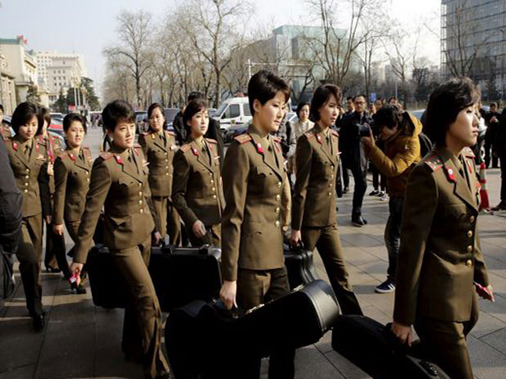 Ban nhạc Moranbong rời khách sạn ở Bắc Kinh - Ảnh: Reuters