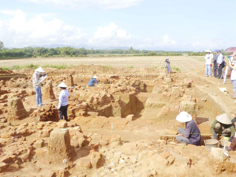 Phát hiện nhiều lớp kiến trúc khi khai quật thành Chas - Ảnh: Hoàng Trọng