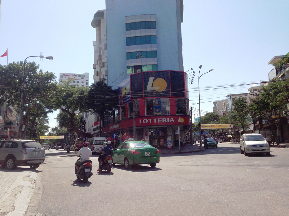 Sở GTVT đề xuất đường Phan Châu Trinh (đoạn còn lại) và đường Hoàng Diệu (bên phải) sẽ lưu thông 1 chiều - Ảnh: Nguyễn Tú