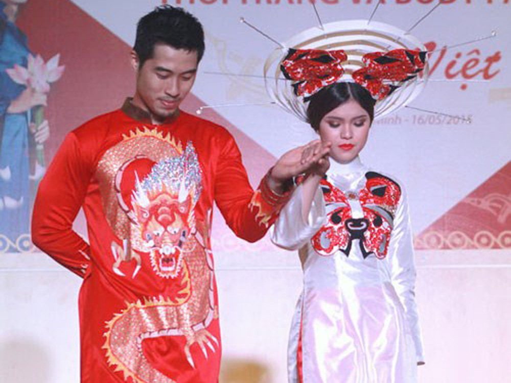 Một mẫu thiết kế áo dài của sinh viên ngành thiết kế thời trang Trường CĐ Bách Việt - Ảnh: Đ.L.S