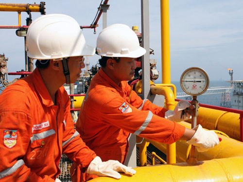 Giá dầu thô liên tục giảm nhưng kế hoạch khai thác dầu thô của VN vẫn không giảm