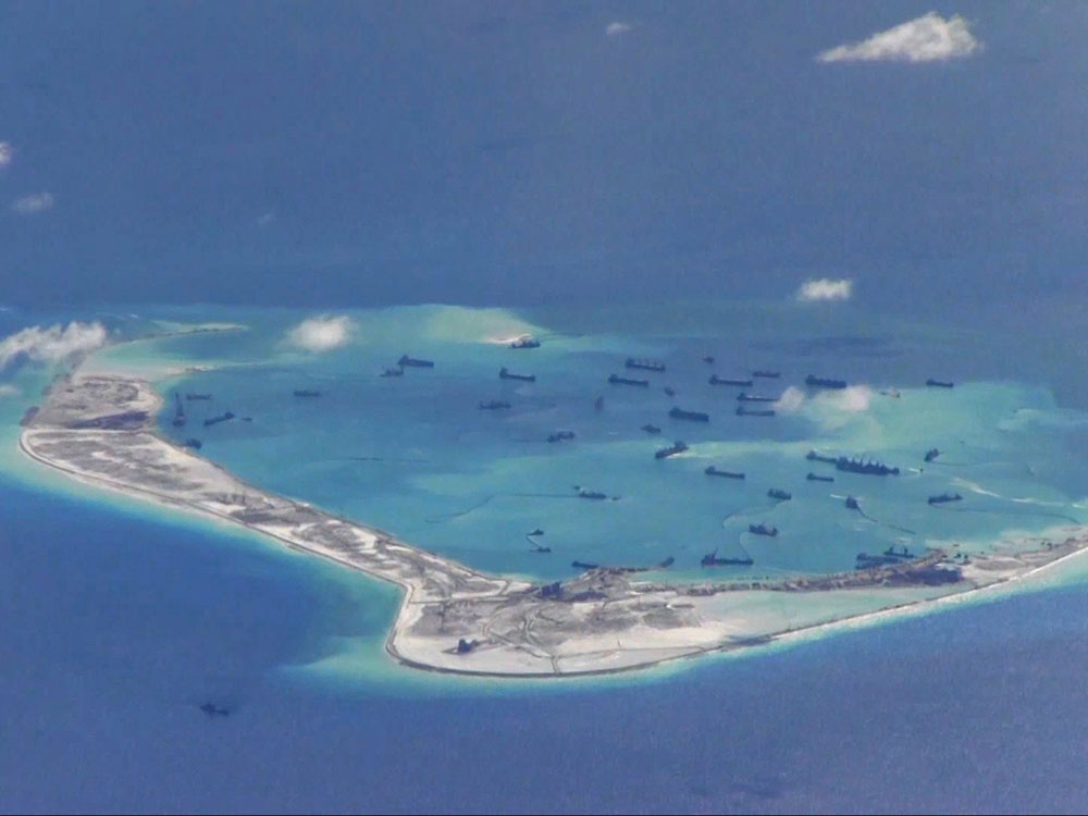 Tàu Trung Quốc nạo vét phi pháp ở Đá Vành Khăn trong quần đảo Trường Sa của VN - Ảnh: Reuters