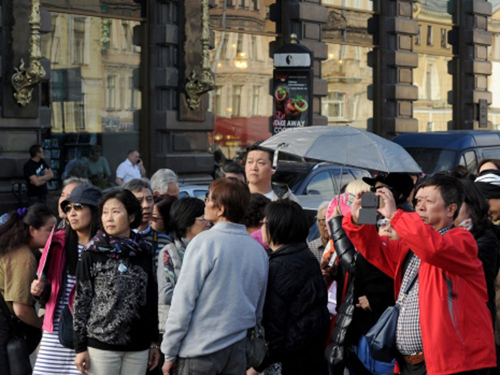 Không ít du khách Trung Quốc có hành vi không đẹp khi ra nước ngoài - Ảnh: AFP