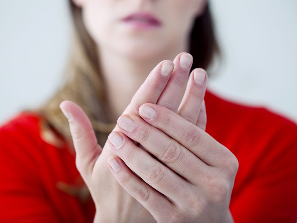 Thiếu máu do thiếu sắt có thể là nguyên nhân ngón tay lạnh - Ảnh: Shutterstock