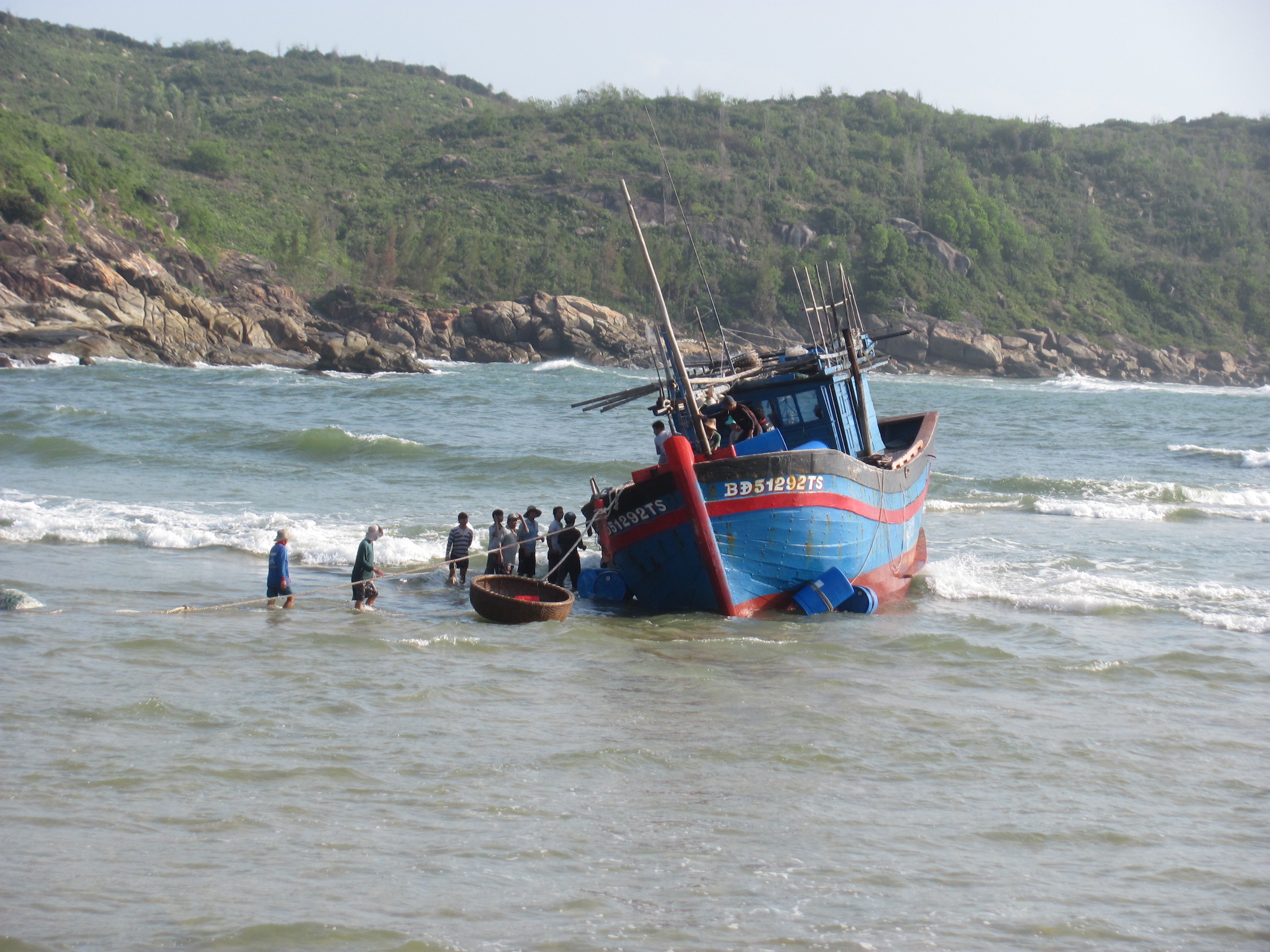 Một tàu cá bị mắc cạn tại cửa biển Tam Quan - Ảnh: Tâm Ngọc