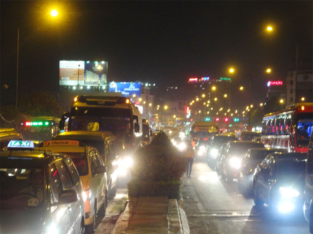 Kẹt xe trước khu vực dẫn vào sân bay Tân Sơn Nhất - Ảnh: An Huy