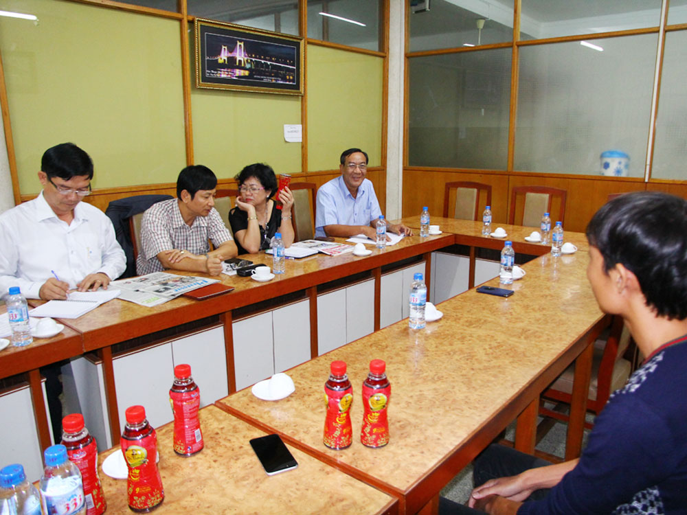 Anh Nguyễn Văn Ngoan giao nộp những chai trà thảo mộc Dr Thanh cho Sở công thương Cần Thơ - Ảnh: Đình Tuyển