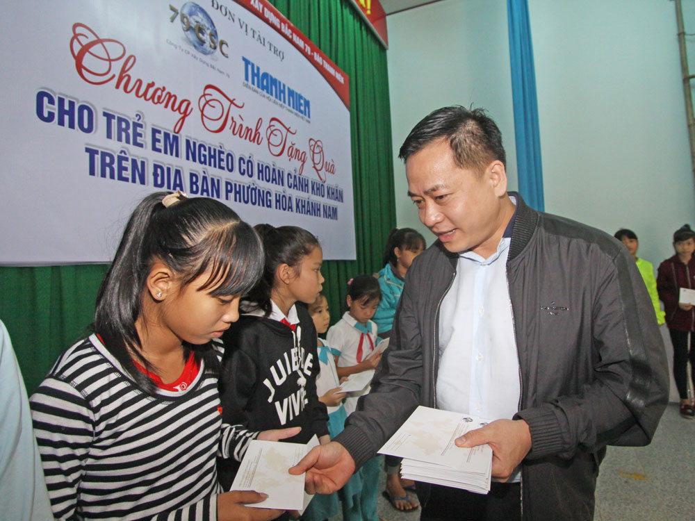 Ông Phan Văn Anh Vũ trao quà cho học sinh - Ảnh: Nguyễn Tú