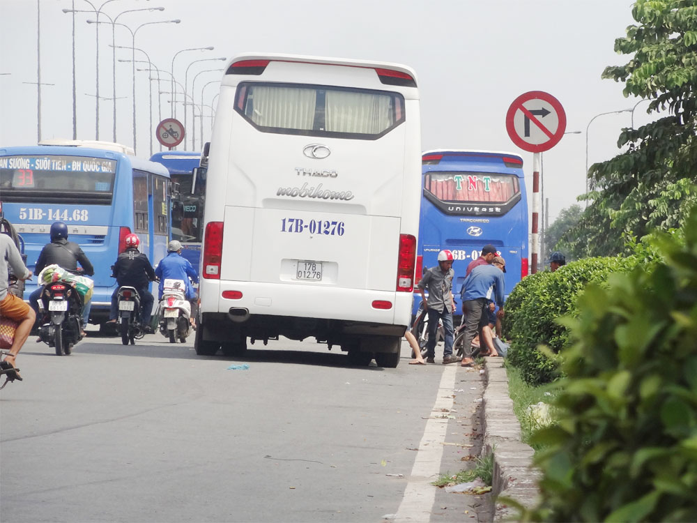 Gần Tết, tình trạng xe đón khách dọc đường gia tăng - Ảnh: An Huy