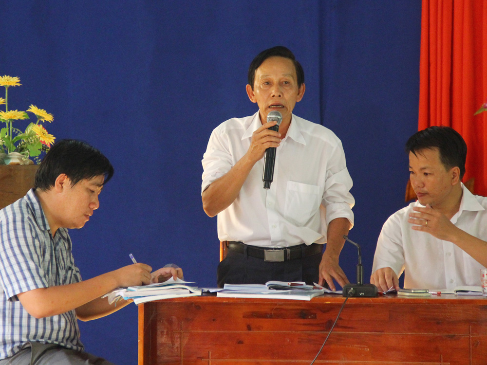 Ông Huỳnh Điệp (ngồi bên trái) tham gia buổi đối thoại với người dân xã Tam Ngọc hôm 11.11