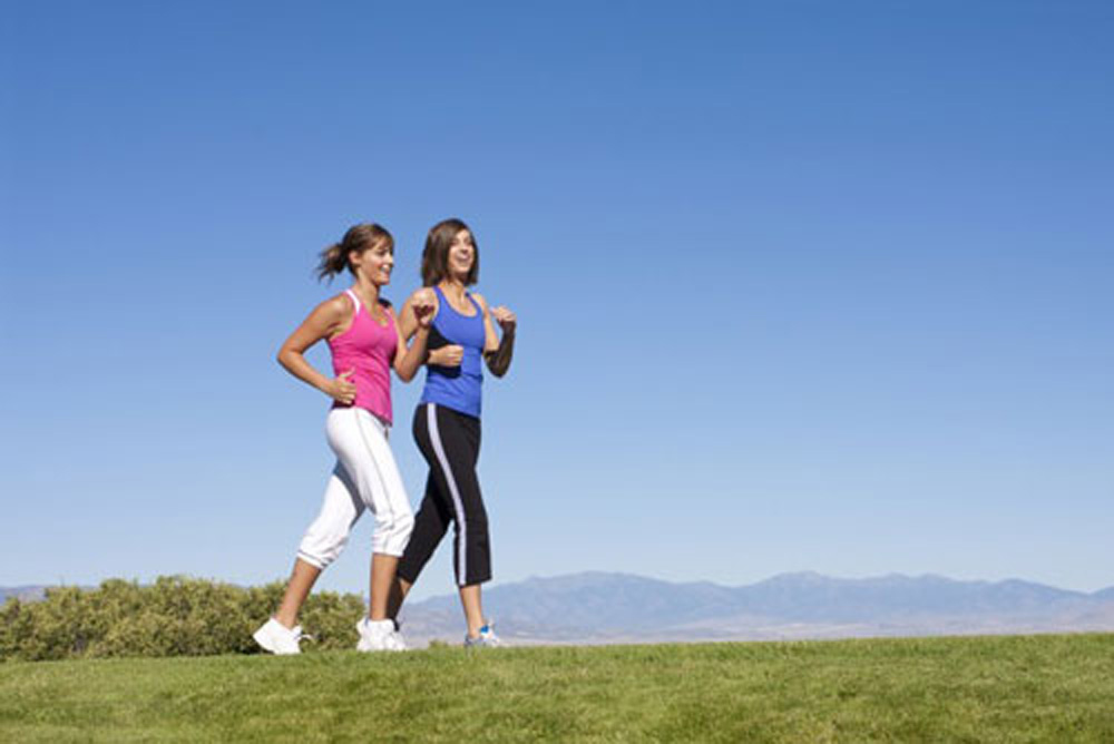 Tăng cường rèn luyện thân thể là một trong những bước giúp cải thiện sức khỏe tim mạch - Ảnh: Shutterstock