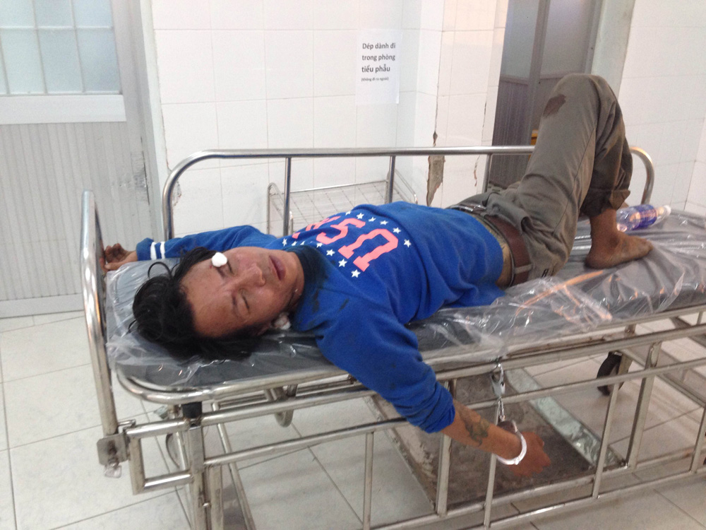 Người nghi ngáo đá tại bệnh viện - Ảnh: Minh Anh