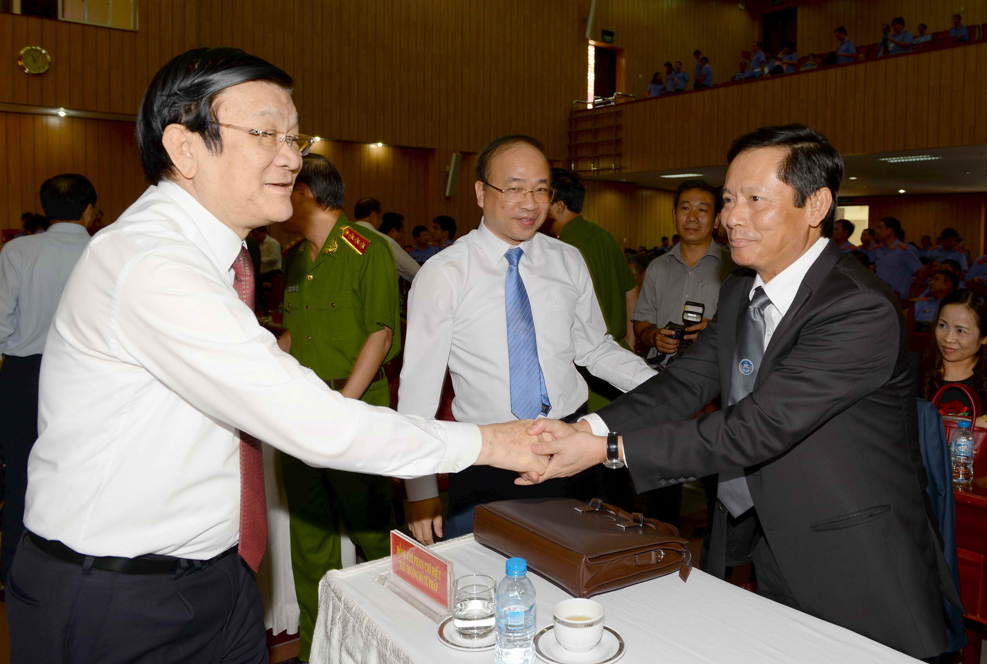 Chủ tịch nước Trương Tấn Sang thăm hỏi đại biểu dự hội nghị - Ảnh: Diệp Đức Minh
