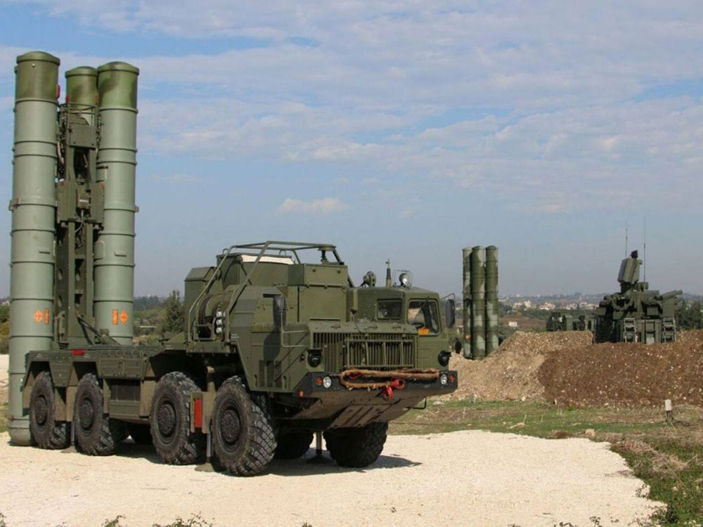 Hệ thống tên lửa phòng không S-400 của Nga - Ảnh: AFP