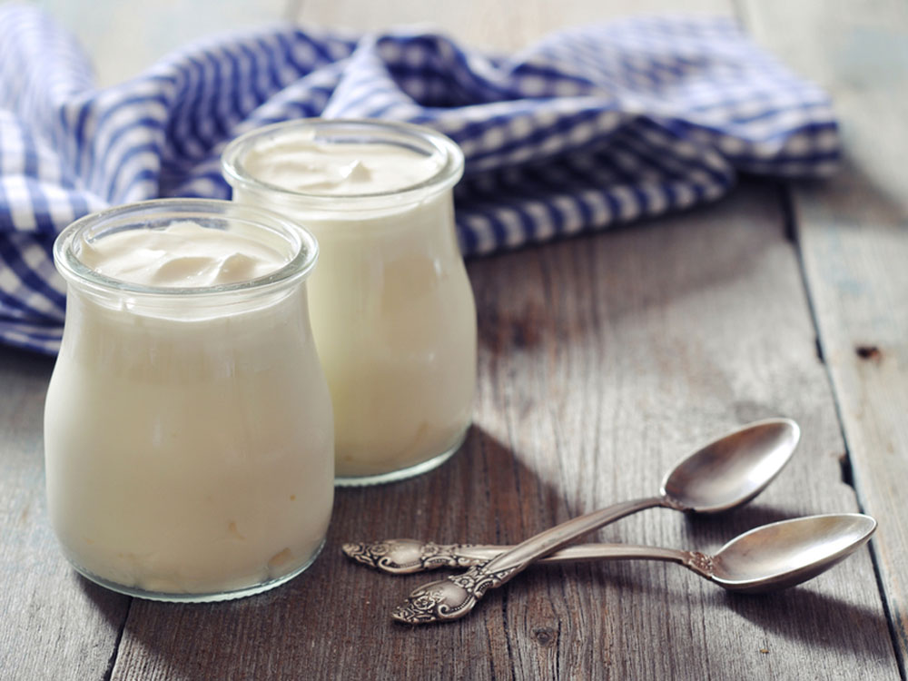 Ăn sữa chua bổ sung lợi khuẩn tốt cho tiêu hóa sau một đêm chè chén - Ảnh: Shutterstock