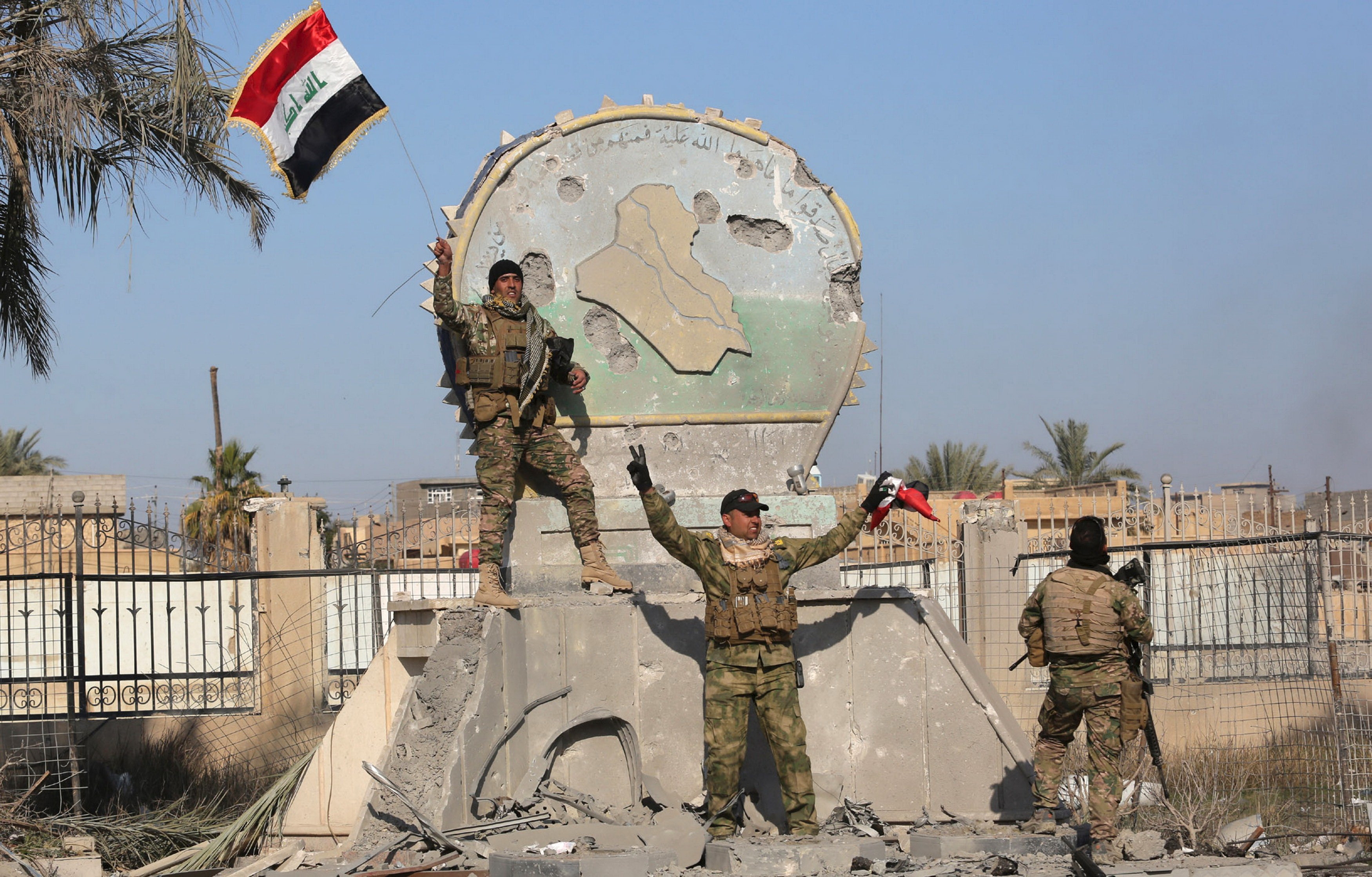 Binh sĩ Iraq mừng chiến thắng ở Ramad - Ảnh: Reuters