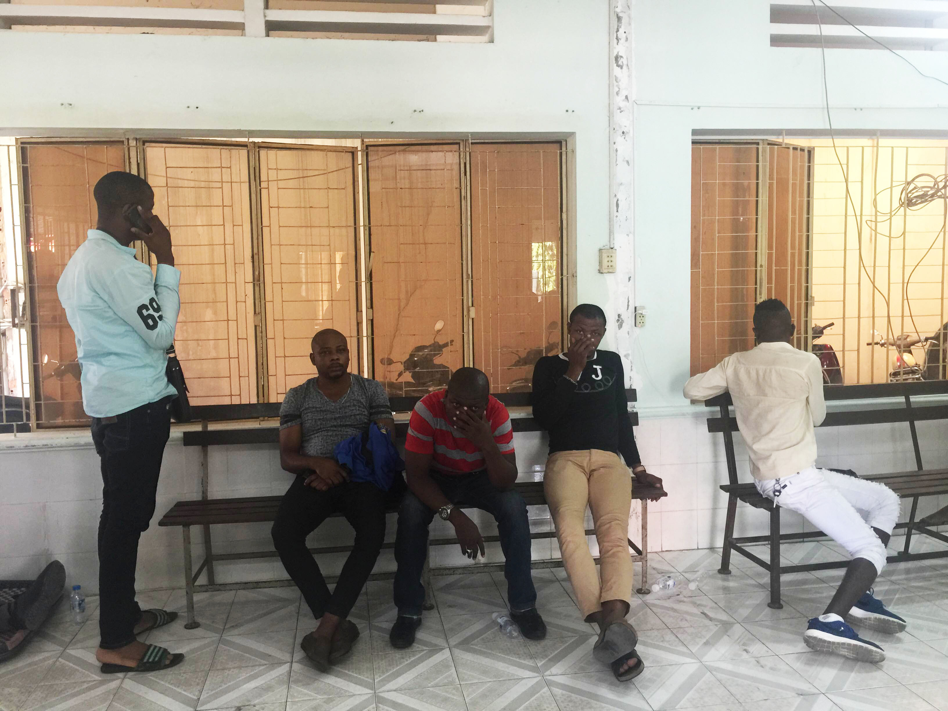 Những người châu Phi đang bị tạm giữ tại trụ sở công an - Ảnh: Nguyên Bảo
