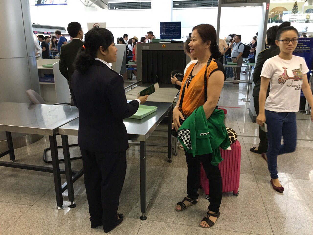 Sân bay Tân Sơn Nhất thực hiện soi chiếu hải quan và kiểm tra an ninh chung một cửa  - Ảnh: Đình Mười