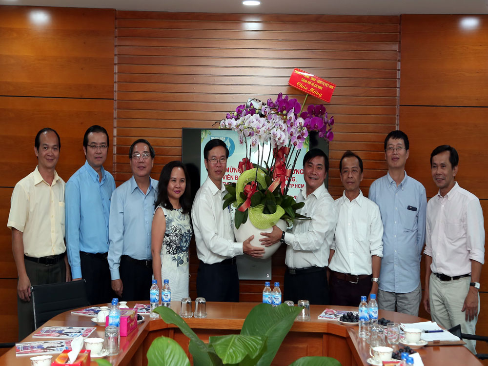 Ông Võ Văn Thưởng (thứ 5 từ trái sang) tặng hoa chúc mừng Báo Thanh Niên - Ảnh: Đào Ngọc Thạch