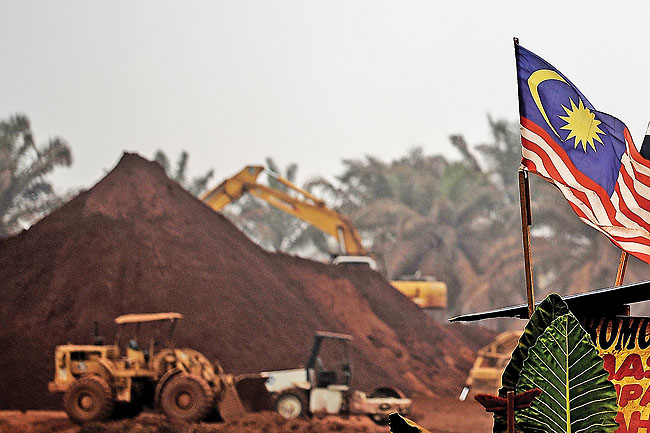 Một mỏ khai thác bauxite ở bang Pahang (Malaysia) - Ảnh: AFP
