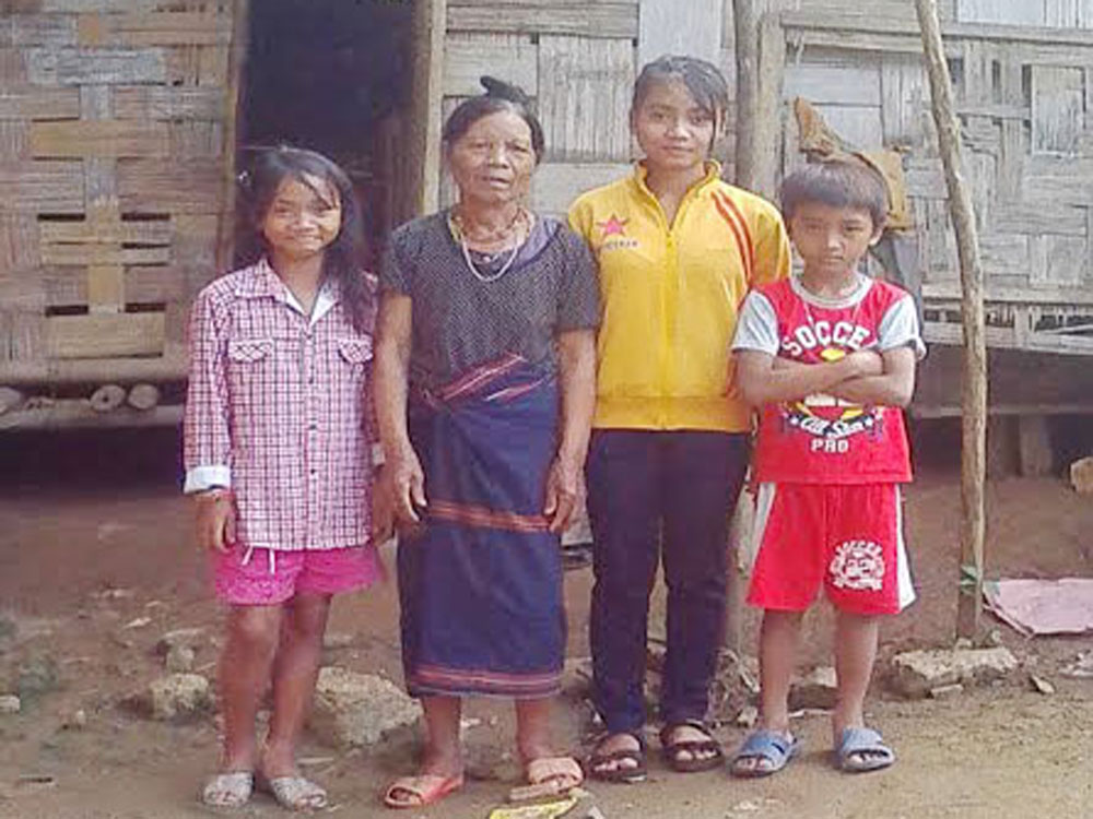 Bốn bà cháu trước túp lều mượn để ở - Ảnh: Nguyễn Phúc