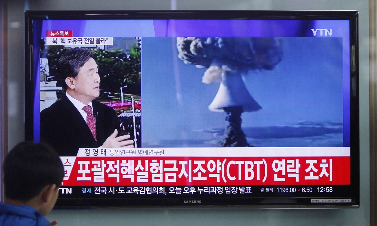 Người dân ở Seoul theo dõi bản tin về vụ thử của Triều Tiên - Ảnh: Shutterstock