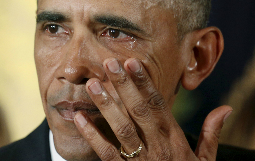 Tổng thống Obama khóc trong khi công bố các biện pháp mới nhằm kiểm soát việc mua bán súng - Ảnh: Reuters