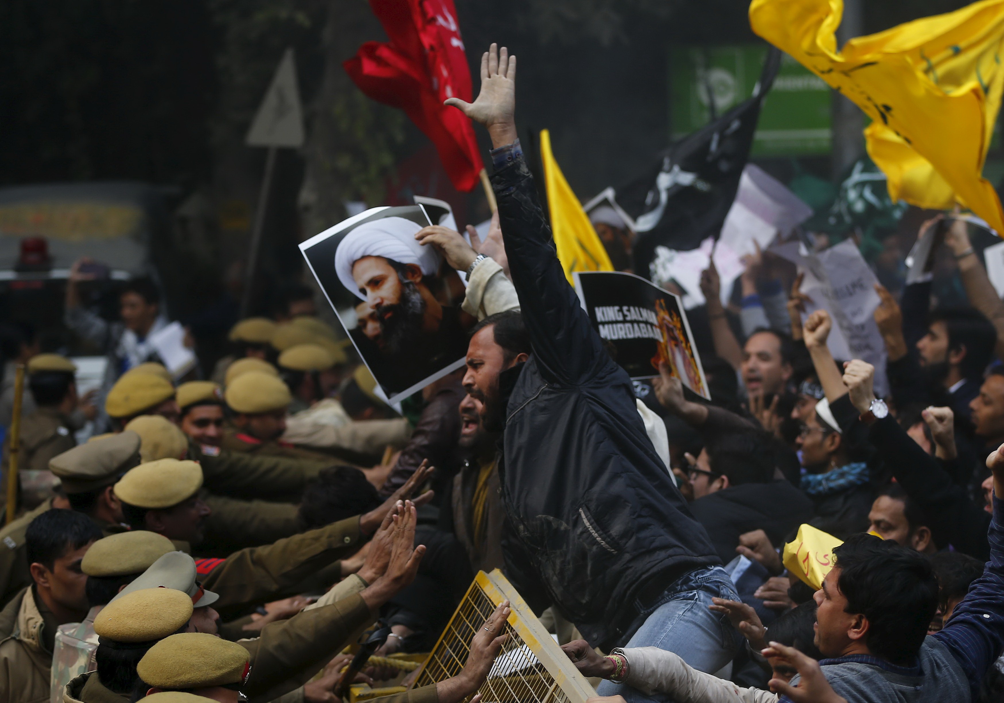 Biểu tình phản đối vụ xử tử giáo sĩ Sheikh Nimr al-Nimr trước Sứ quán Ả Rập Xê Út ở New Delhi (Ấn Độ) - Ảnh: Reuters