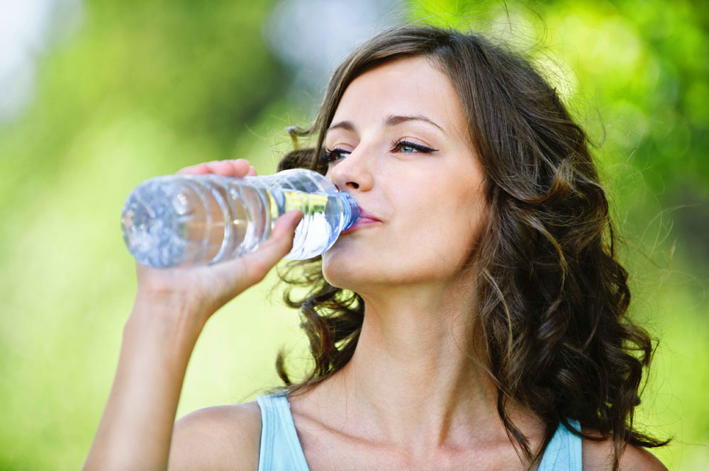 Bổ sung đủ nước để ngừa sỏi thận - Ảnh: Shutterstock