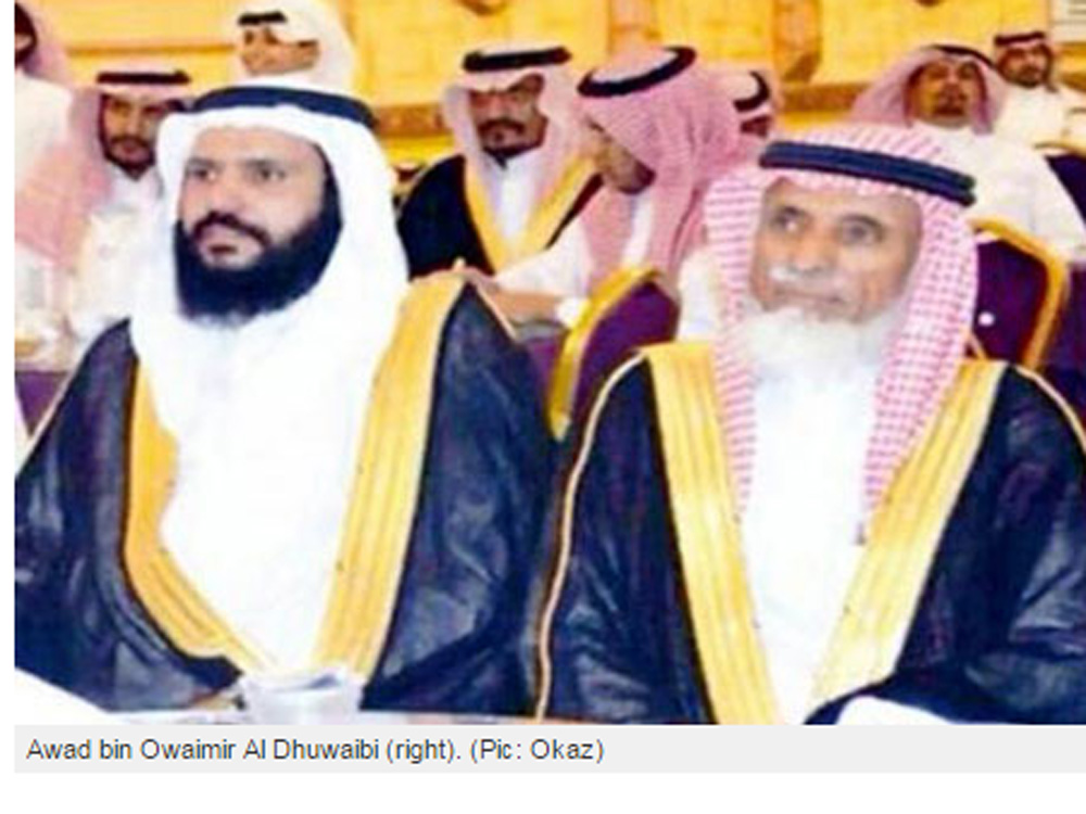 Ông Awad bin Owaimir Al Dhuwaibi (phải) - Ảnh chụp màn hình Emirates 247