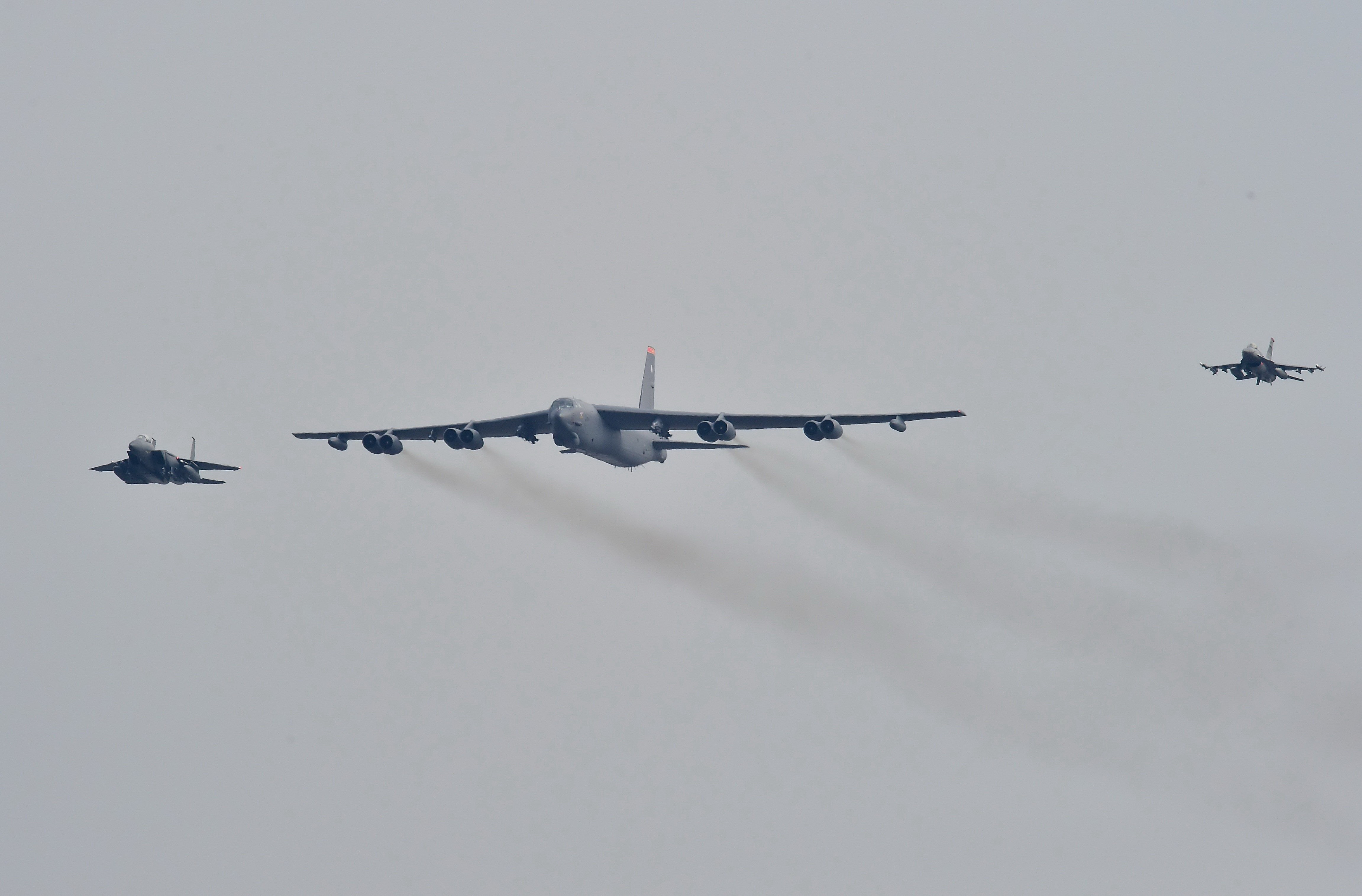 Oanh tạc cơ B-52 (giữa) được chiến đấu cơ Hàn Quốc và Mỹ hộ tống -  Ảnh: AFP