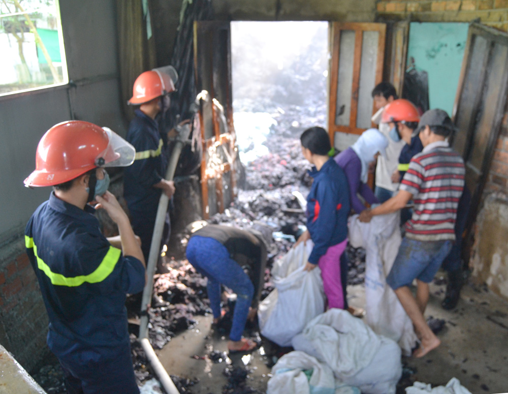 Lực lượng PCCC Công an tỉnh Quảng Nam khống chế đám cháy - Ảnh: Văn Đạt