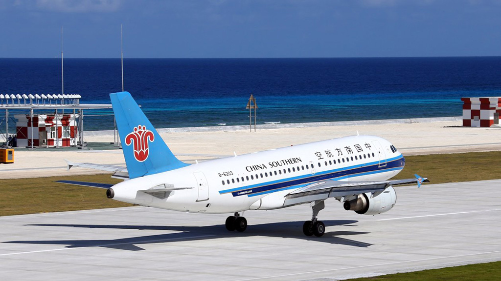 Máy bay của hãng China Southern đáp phi pháp xuống đường băng Trung Quốc xây trái phép trên đá Chữ Thập trong quần đảo Trường Sa của Việt Nam ngày 6.1.2016 - Ảnh: Reuters