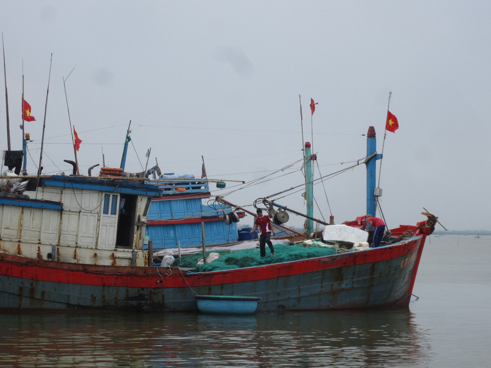 Sau khi bị tàu cá Trung Quốc phá hoại ngư cụ, tàu cá của ngư dân Cửa Việt vẫn ra khơi - Ảnh: Nguyễn Phúc