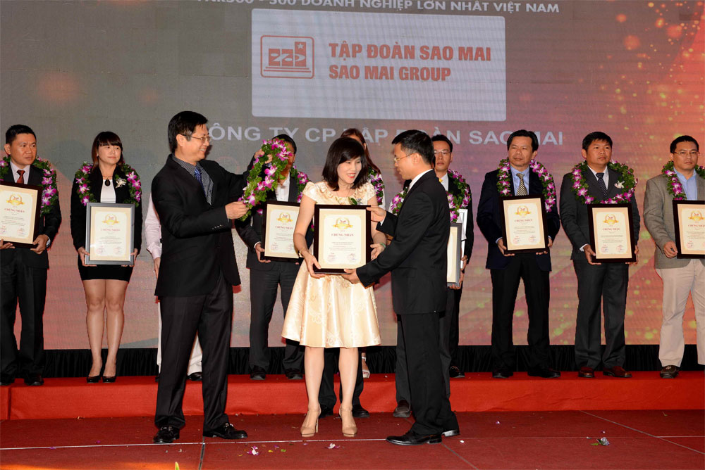 Đại diện Sao Mai Group nhận Giấy chứng nhận Top 500 doanh nghiệp lớn nhất Việt Nam - Ảnh: D.Đ.M