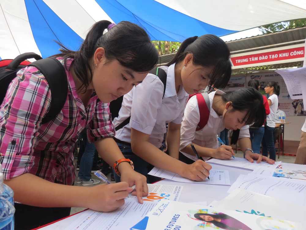 Sinh viên đăng ký tìm việc làm tại Trung tâm hỗ trợ học sinh, sinh viên TP.HCM - Ảnh: Lê Thanh