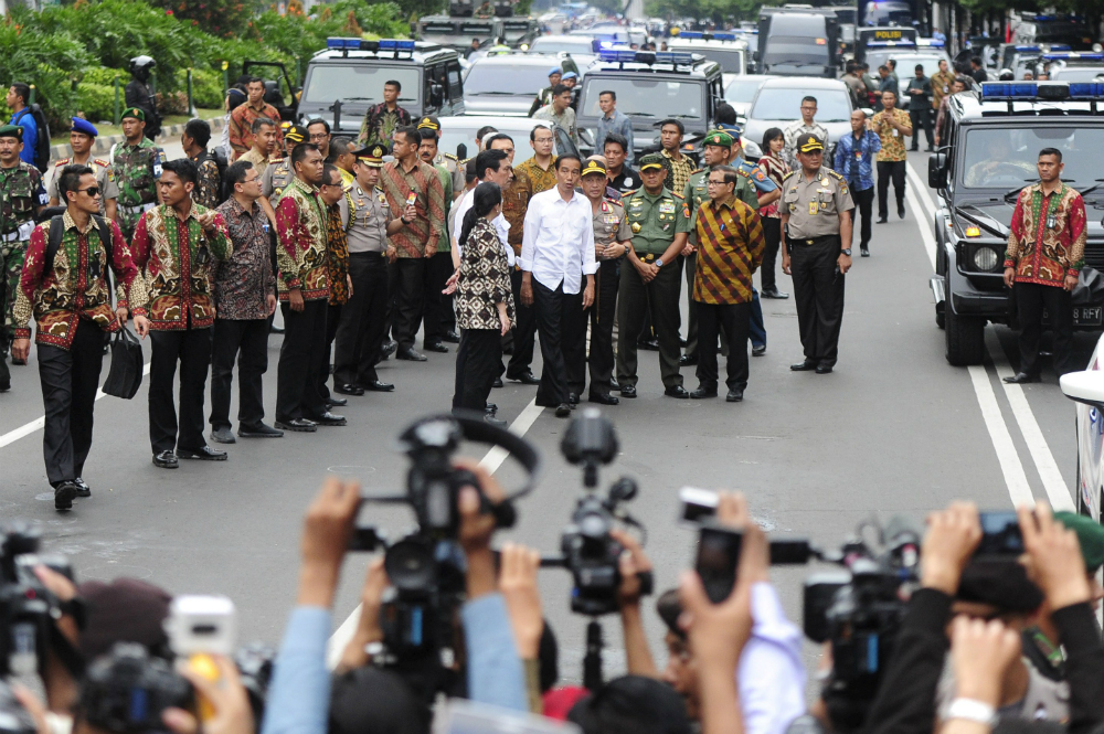 Tổng thống Indonesia Joko Widodo tại hiện trường vụ đánh bom ở Jakarta - Ảnh: Reuters