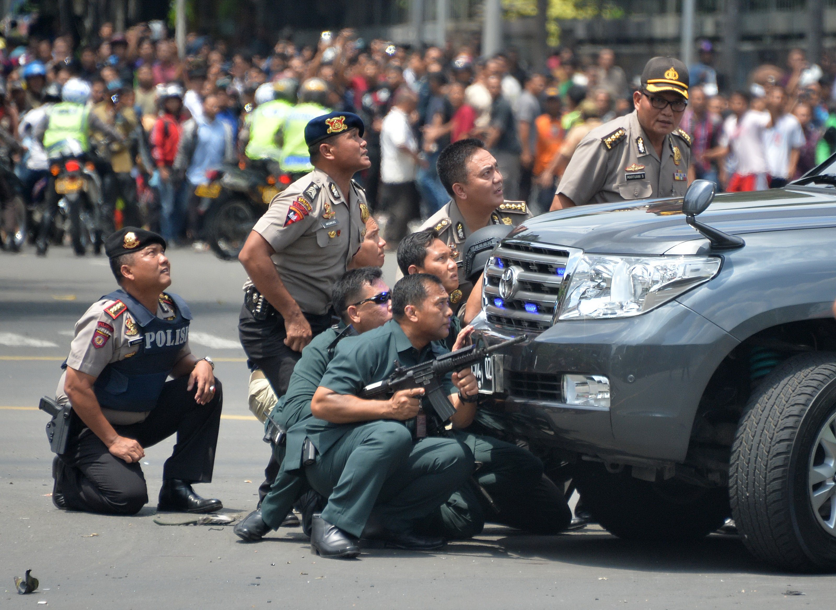 Lực lượng an ninh Indonesia đấu súng với những kẻ tấn công - Ảnh: AFP
