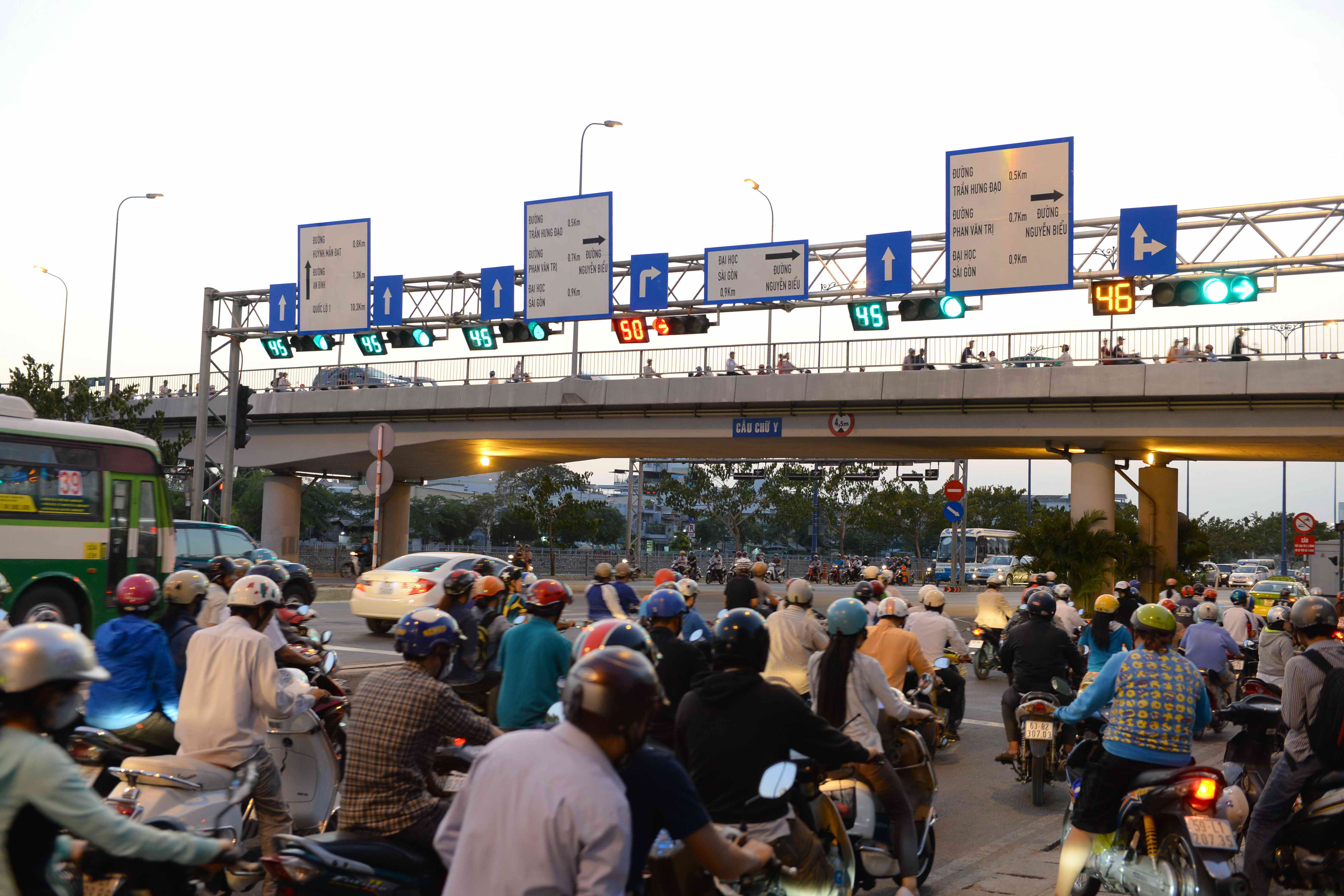 Nhiều bảng chỉ dẫn rối rắm, chữ nhỏ, rất khó cho tài xế khi đang lưu thông
Ảnh: Diệp Đức Minh 