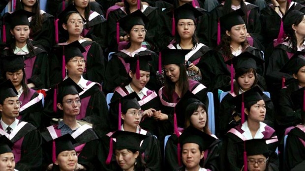 Sinh viên Đại học Thanh Hoa trong một lễ tốt nghiệp - Ảnh: Reuters