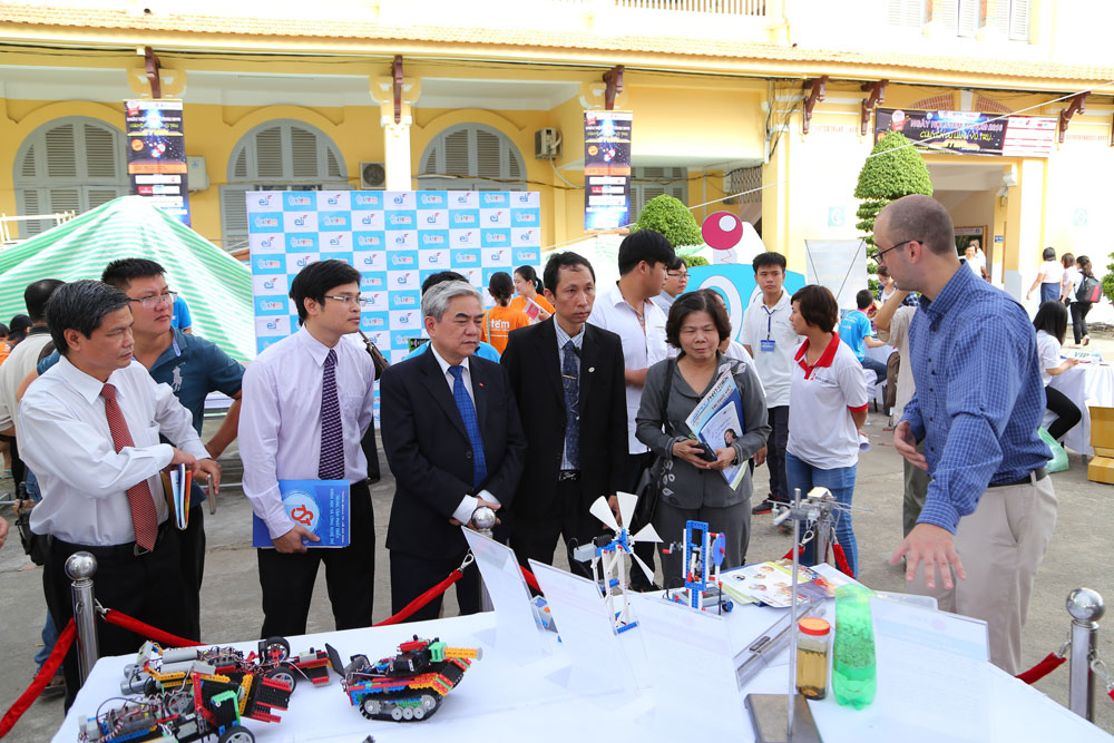 Ông Tristan Makin, Giám đốc Học thuật AEG, thảo luận với Bộ trưởng Khoa học & Công nghệ và đoàn đại biểu về các thí nghiệm STEAM