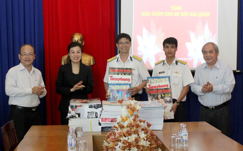 Bà Huỳnh Thị Lan Phương trao báo xuân cho đại diện đơn vị hải quân - Ảnh: Như Thảo